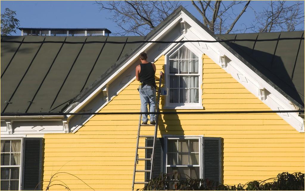 When to Call the Professional Exterior House Painter